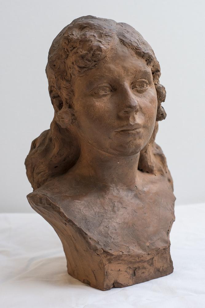 Meisjesportret in terracotta, Antiek en Kunst, Kunst | Beelden en Houtsnijwerken, Ophalen, Handgemaakt, Rood, 20 - 50 cm