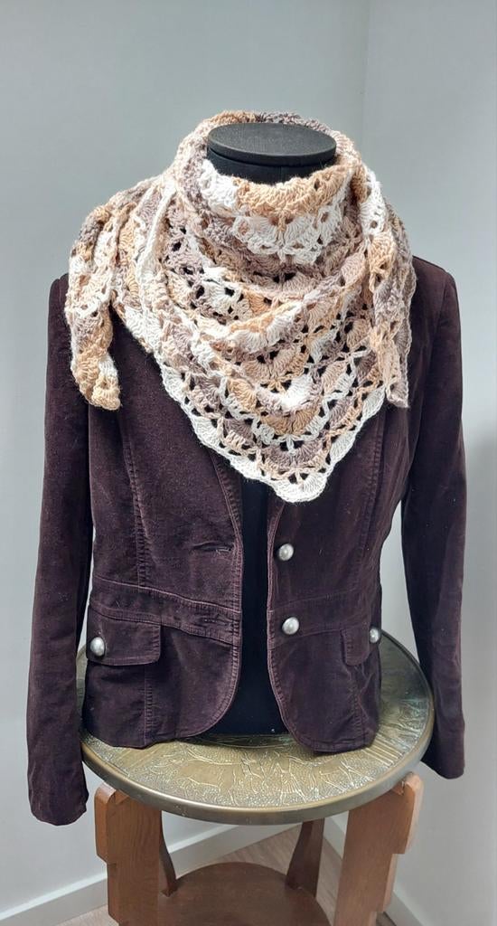 Gehaakte omslagdoek sjaal in crème en beige tinten, Kleding | Dames, Mutsen, Sjaals en Handschoenen, Ophalen of Verzenden, Sjaal