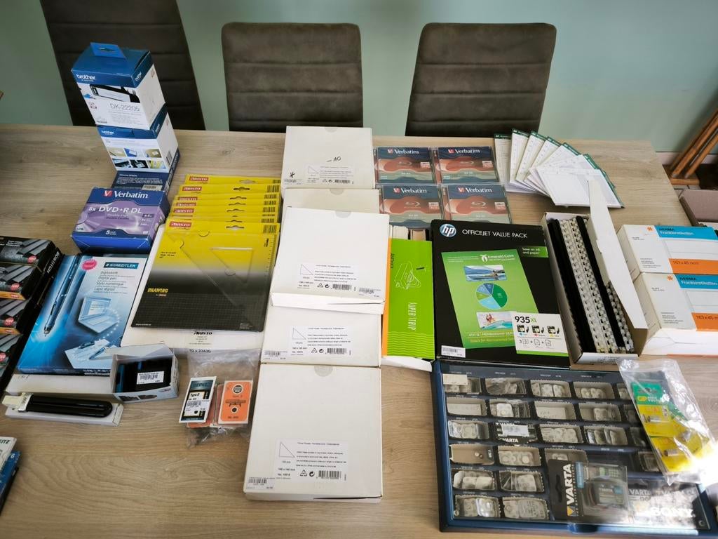 Articles bureau reliure, piles, agraphes, équerres, blu-ray, Enlèvement
