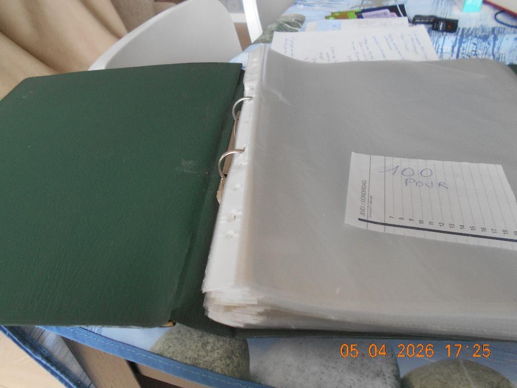 100 pochettes vierges transparantes dans une farde, Divers, Enlèvement, Comme neuf