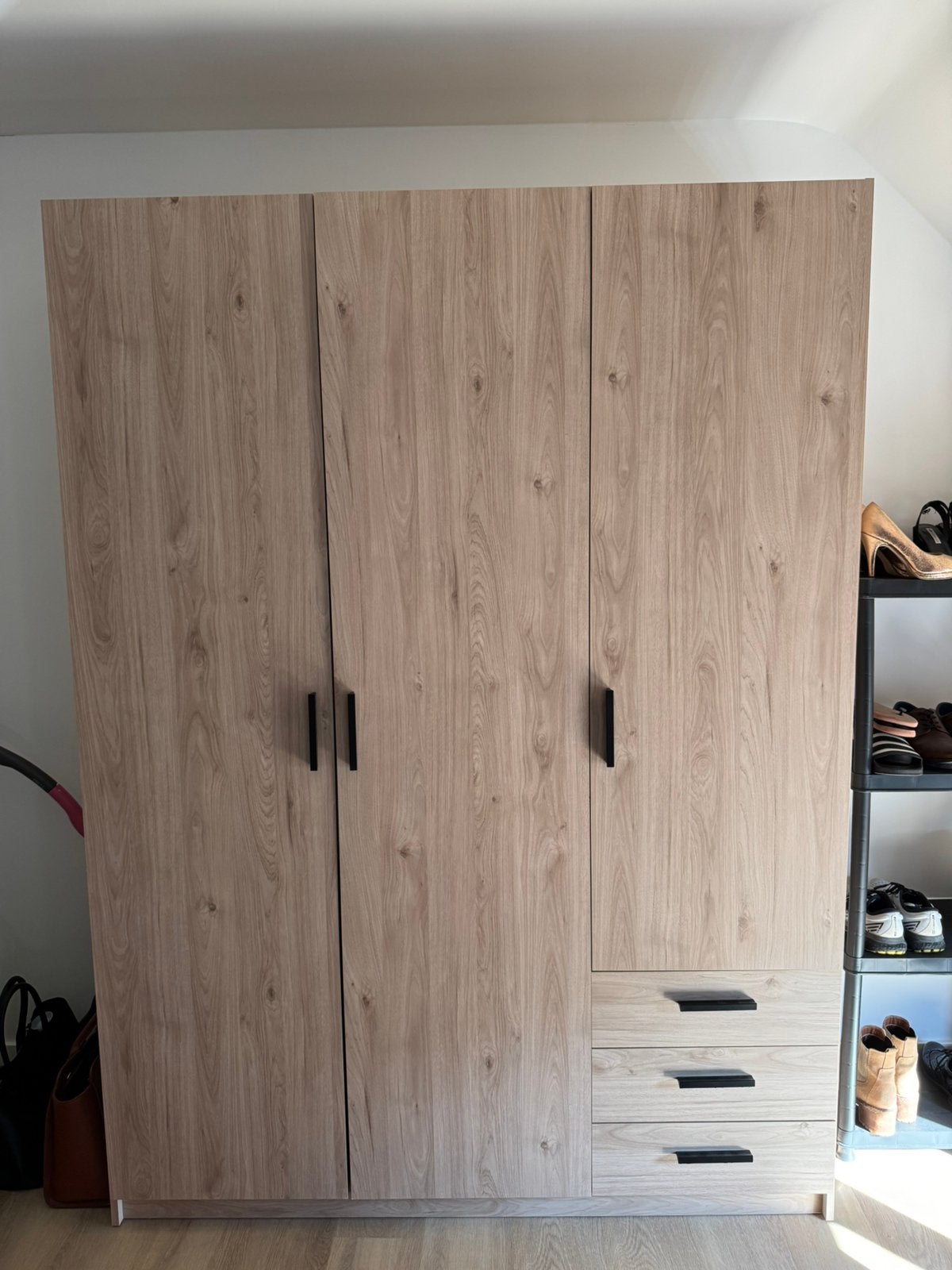 Kleerkast - 3 deurs, Huis en Inrichting, Kasten | Kleerkasten, 100 tot 150 cm, 200 cm of meer, Zo goed als nieuw, 25 tot 50 cm