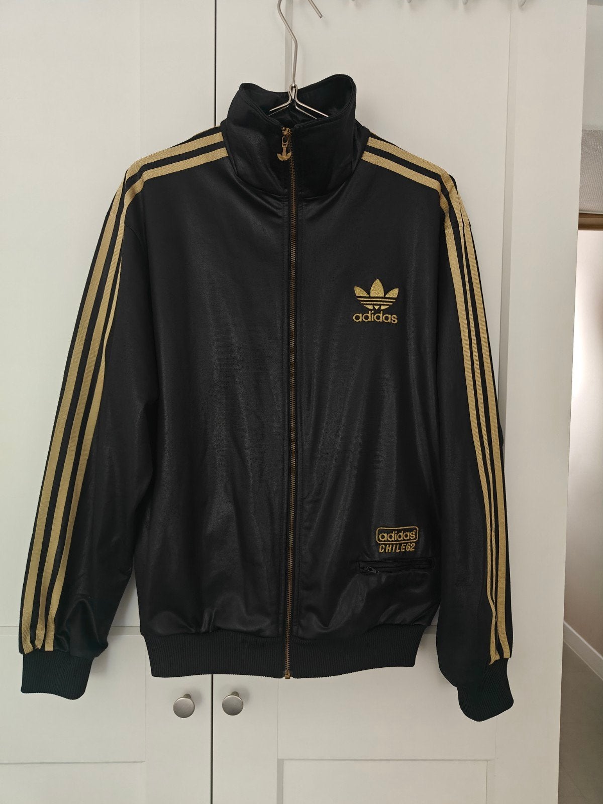 Adidas Chile 62 black and gold tracksuit jacket, Kleding | Heren, Ophalen, Maat 48/50 (M), Zwart, Adidas