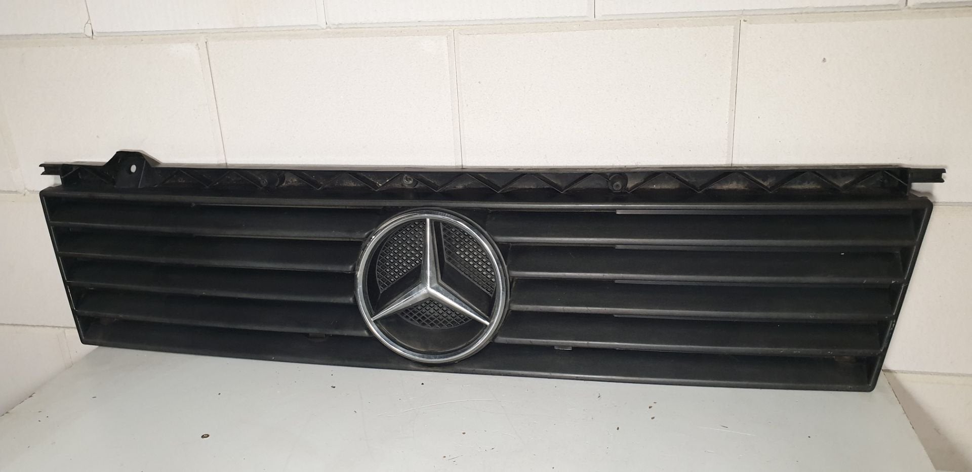 Grille MB100 W631 Mercedes 6317510218 origineel gebruikt 198, Gebruikt, Mercedes-Benz AG, Voor, Mercedes-Benz
