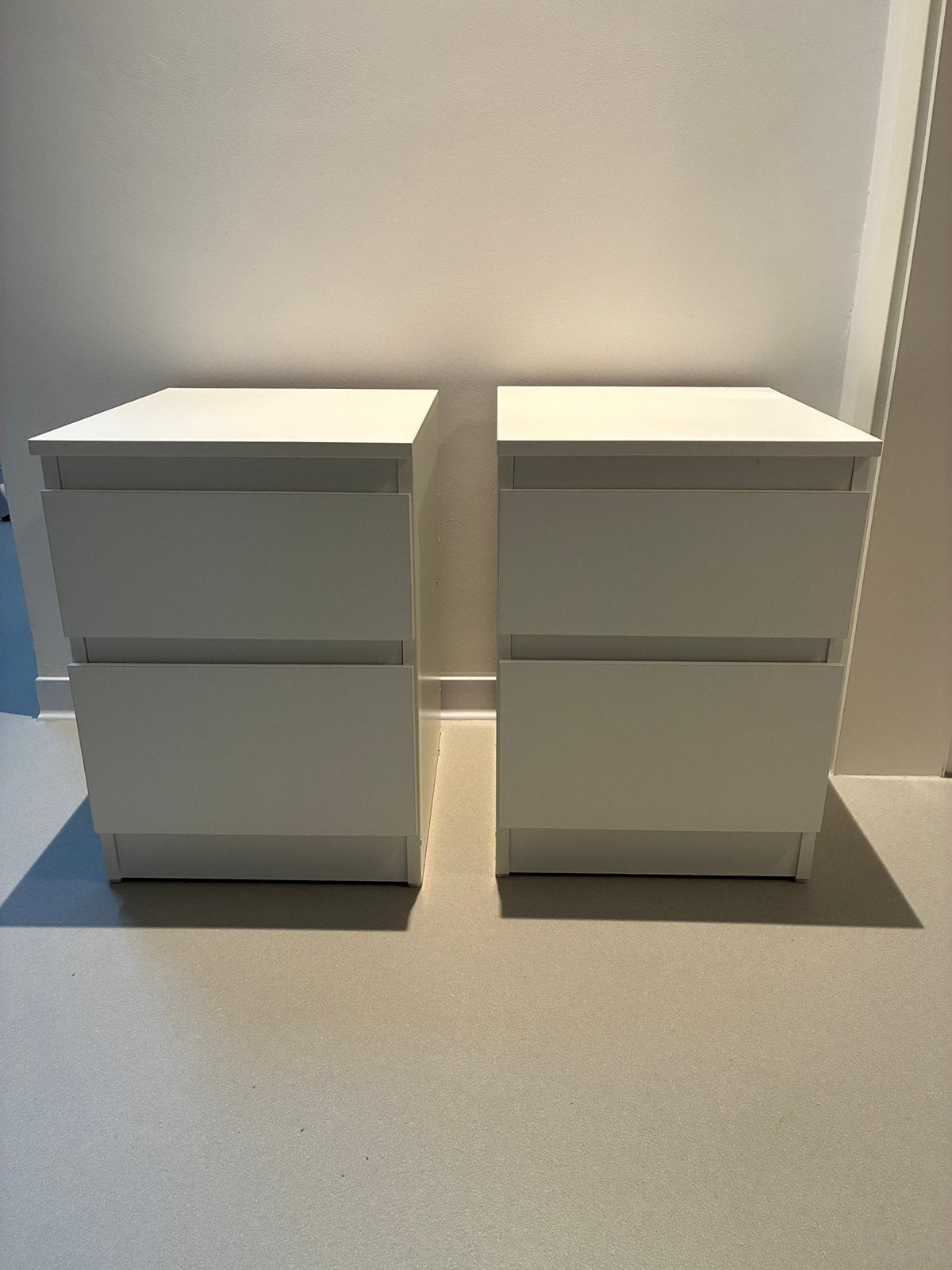 2 witte nachtkastjes IKEA te koop, Huis en Inrichting, Slaapkamer | Nachtkastjes, Ophalen