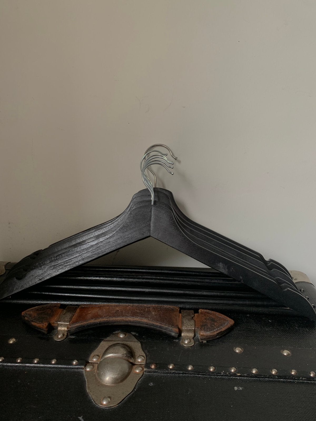 Set van 6 zwarte houten hangers., Kleding | Dames, Kledinghangers, Gebruikt, Hout, Ophalen of Verzenden