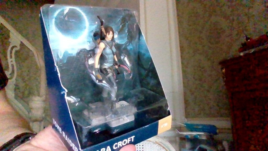 figurine lara croft, Enlèvement