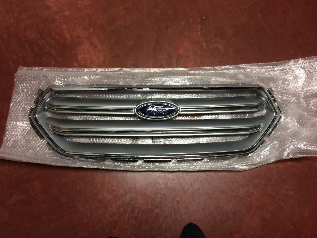 gril ford kuga, Enlèvement, Avant, Ford, Capot moteur