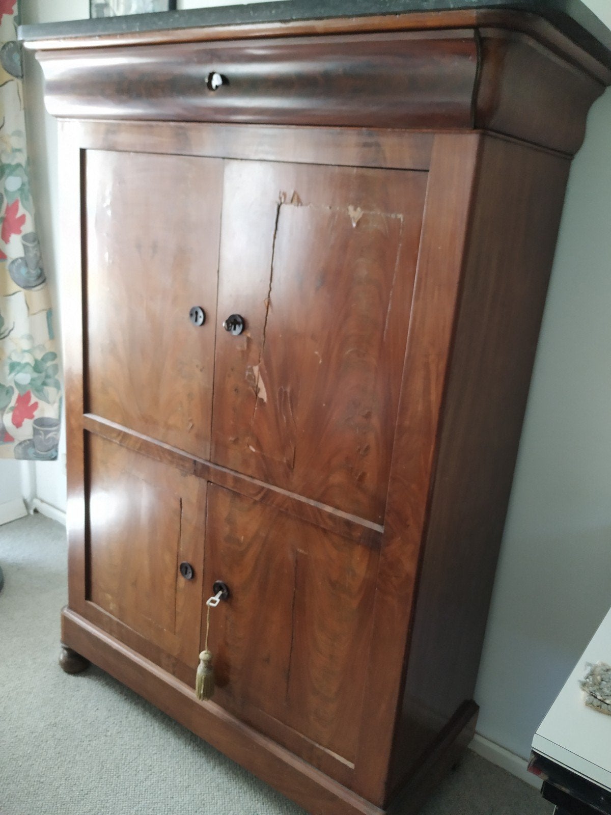 armoire ancienne en acajou avec plateau en marbre., Enlèvement