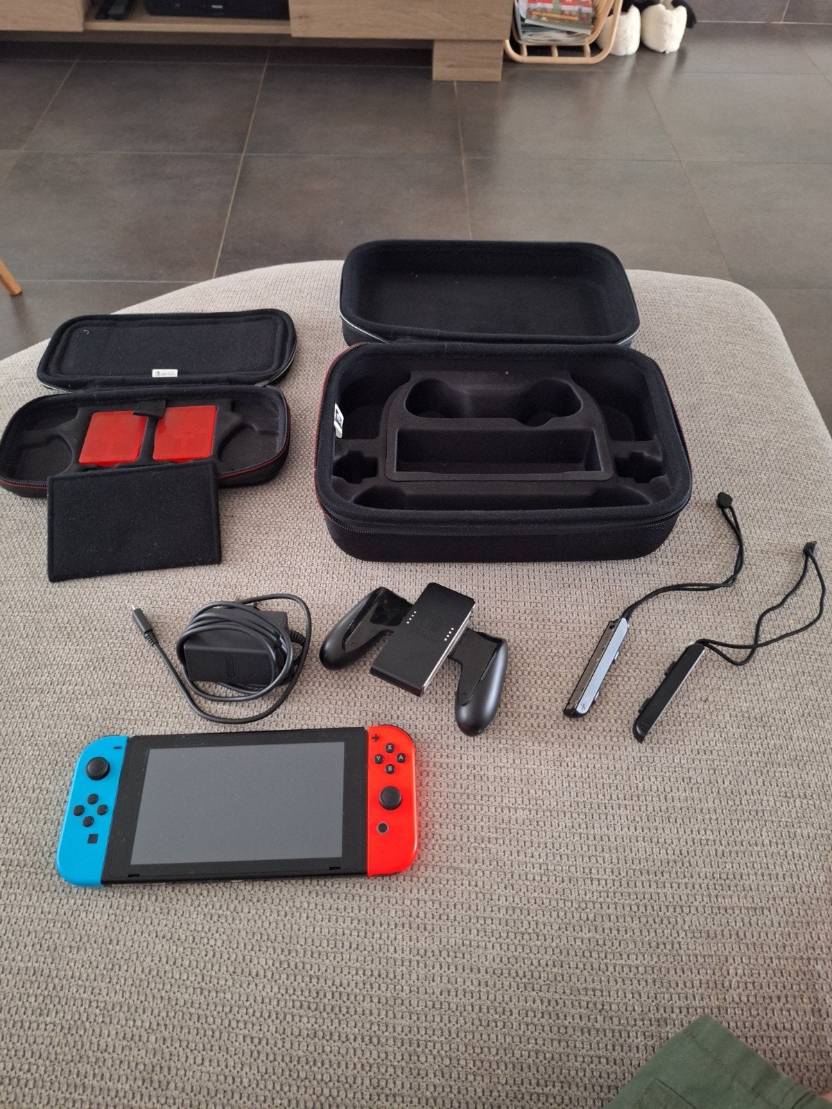 nintendo switch met 2 opbergtassen, Consoles de jeu & Jeux vidéo, Enlèvement, Comme neuf, Avec 2 manettes