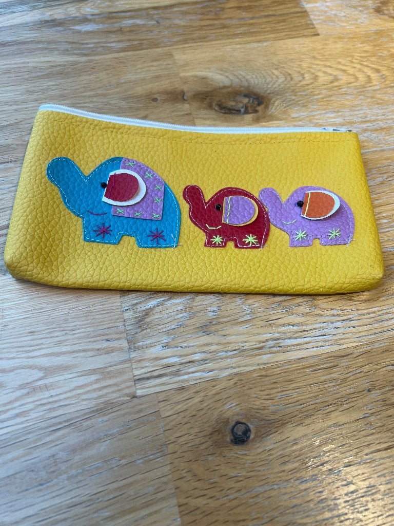 Trousse jaune éléphants brodés — Simili cuir, zip, Bijoux, Sacs & Beauté, Trousses de toilette, Enlèvement, Comme neuf, Jaune