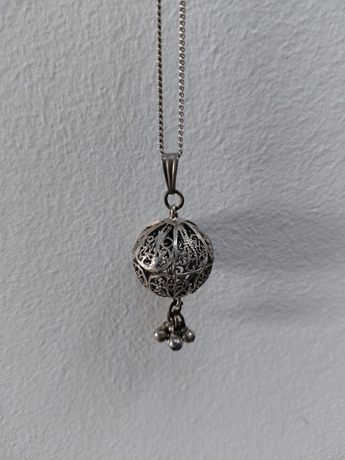 Echt zilveren filigraan bol hanger ketting – Vintage zilvere, Handtassen en Accessoires, Antieke sieraden, Ophalen, Zilver, Hanger