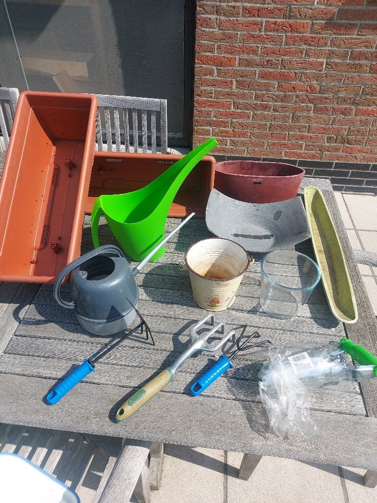 Matériel de jardin, pots, plateaux, grattoirs, marches, etc., Envoi, Comme neuf