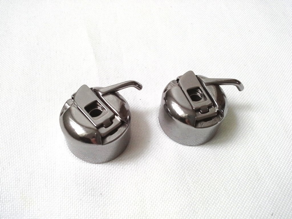 Lot de 2 boîtiers à canette en métal pour machine à coudre, Hobby en Vrije tijd, Naaimachines en Toebehoren, Ophalen, Gebruikt