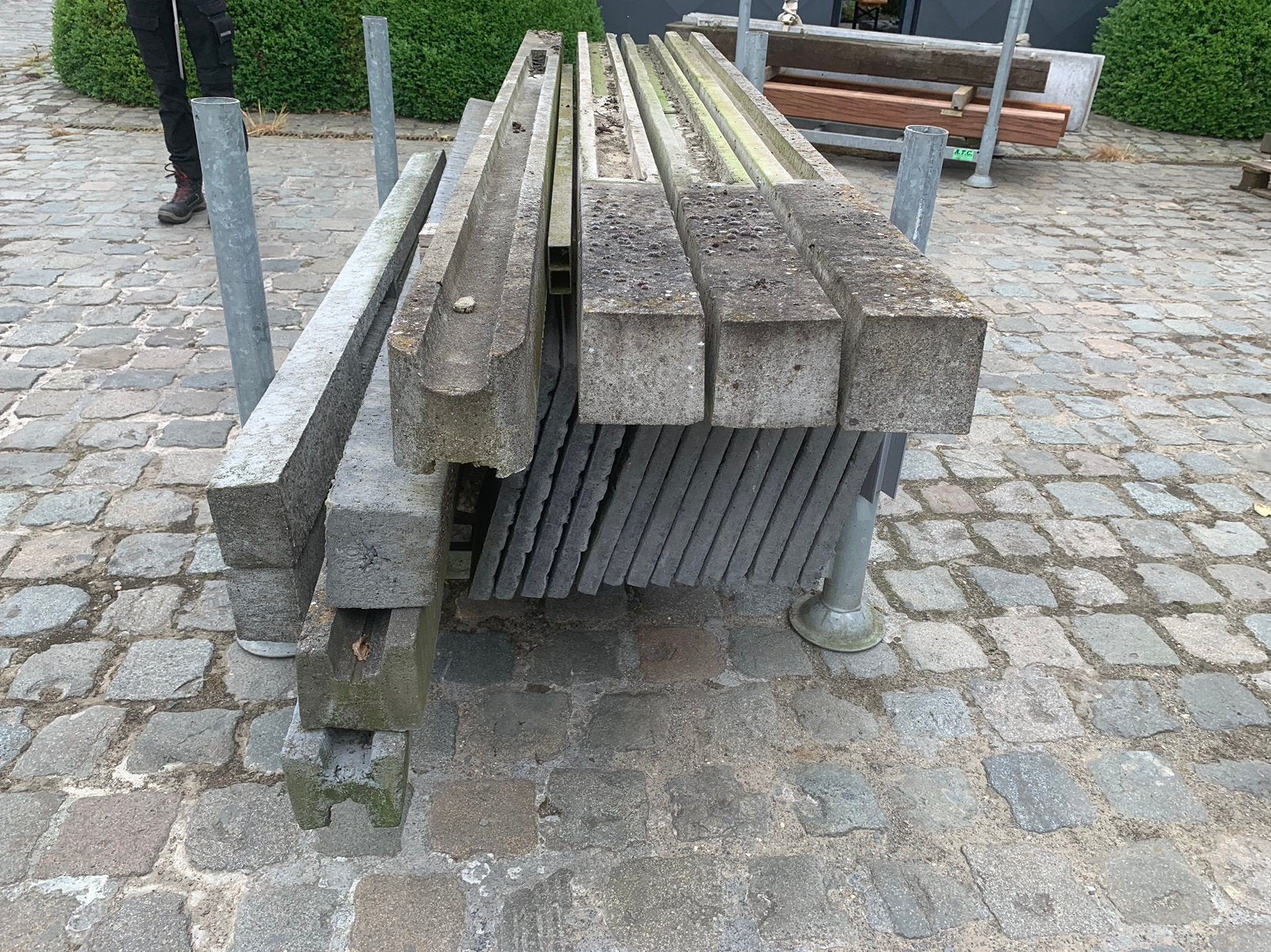 Lot betonnen palen en structuurplaten, Ophalen, Zo goed als nieuw, Palen