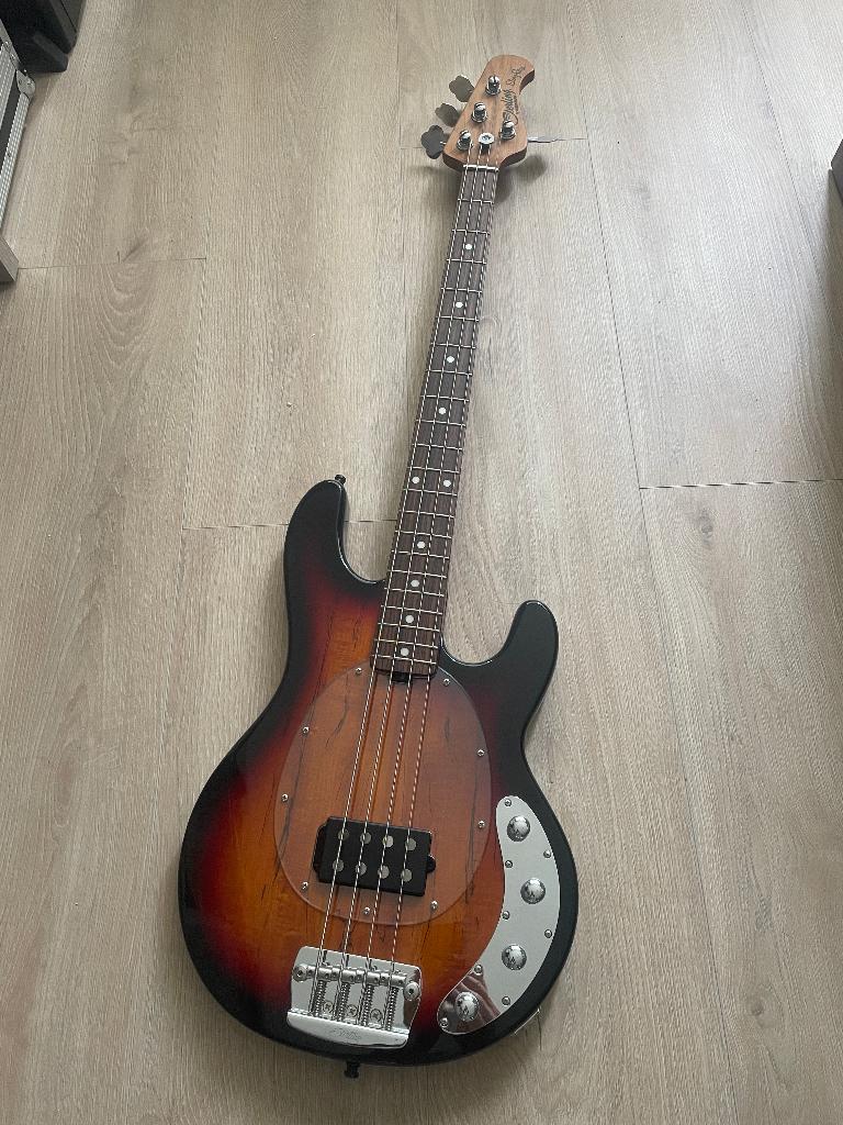Guitare Basse Sterling StingRay, Muziek en Instrumenten, Versterkers | Bas en Gitaar, Ophalen of Verzenden, Zo goed als nieuw