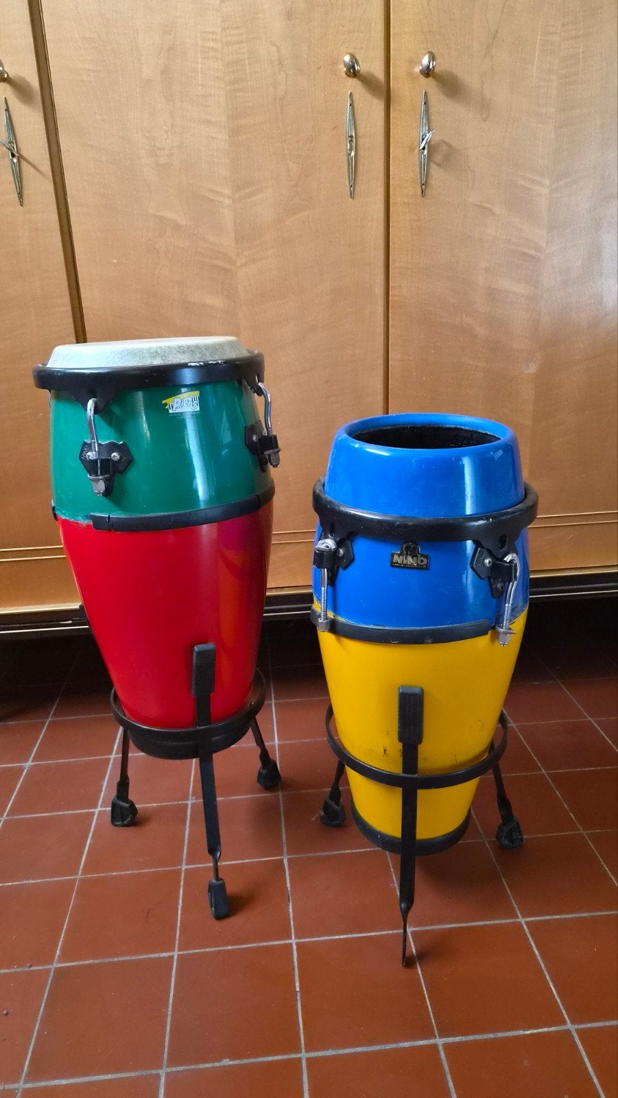set conga's  van Nino, Ophalen