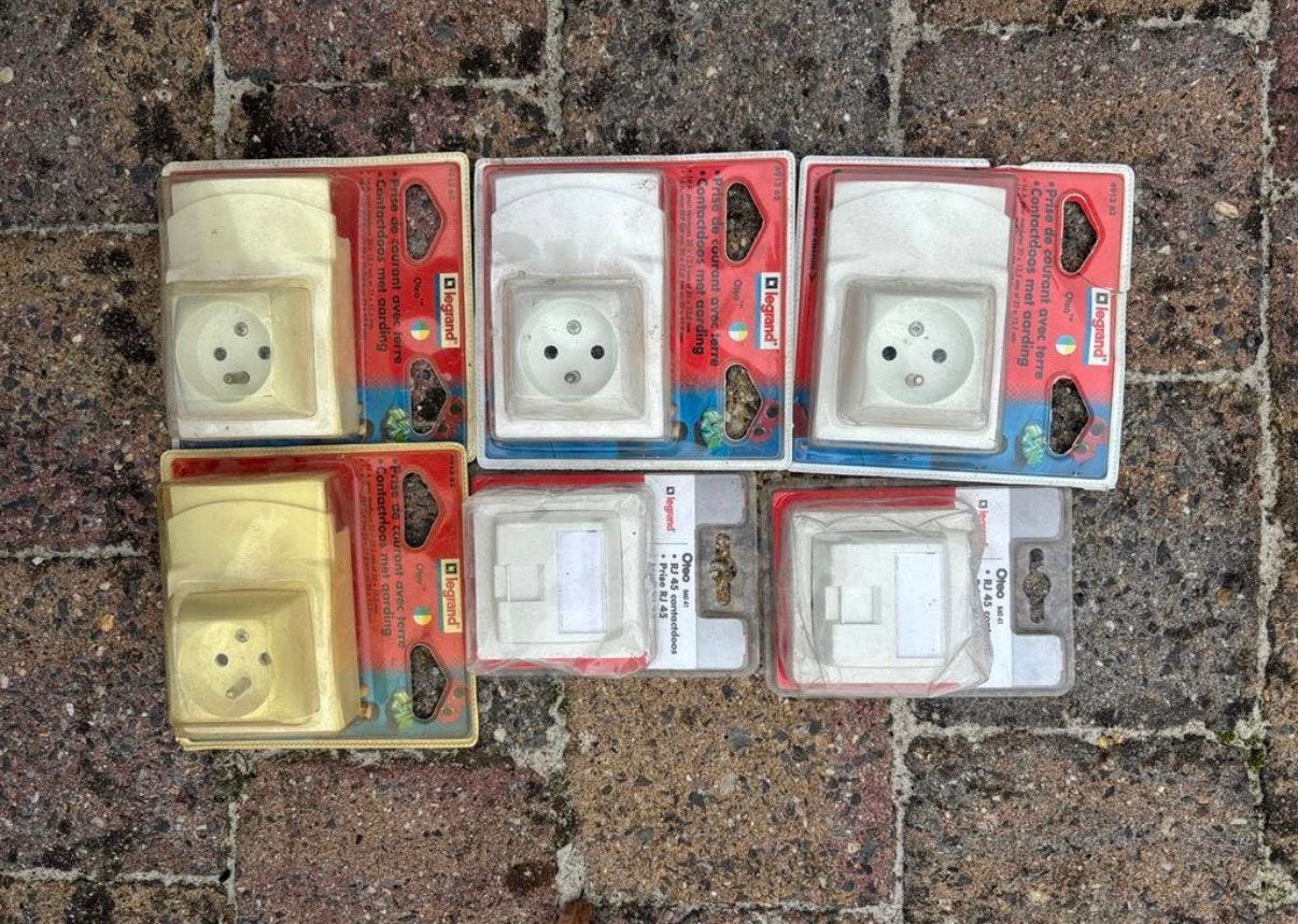Lot contactdozen legrand, Ophalen of Verzenden, Nieuw, Stopcontact