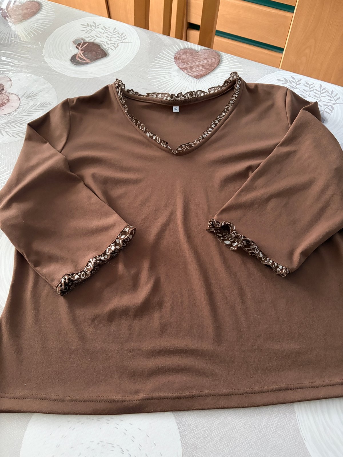 Bruine blouse met V-hals en kleine ruches — Maat 50 —, Kleding | Dames, Grote Maten, Ophalen of Verzenden, Zo goed als nieuw