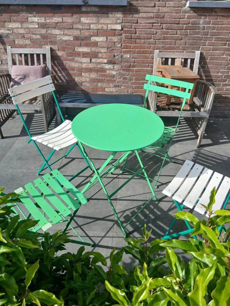 Table de jardin avec 4 chaises