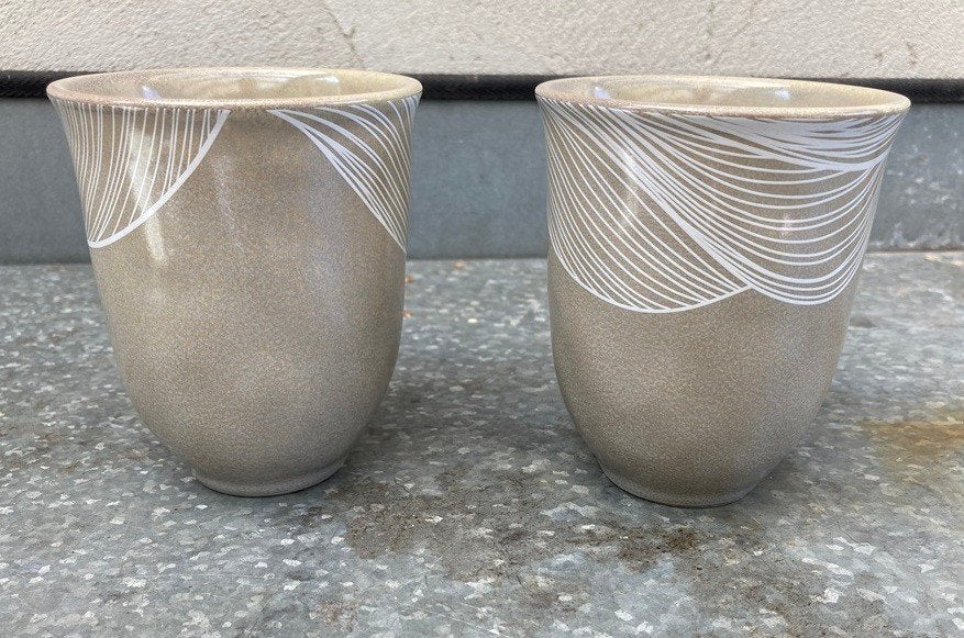 MOKKEN VIV ZAND-BEIGE (10 CM) PRINT 2 RIVERDALE 2 stuks, Overige merken, Keramiek, Nieuw, Mok