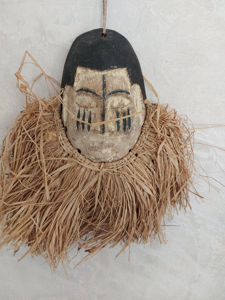 afrikaans masker in hout, met raffia, Antiek en Kunst, Ophalen of Verzenden