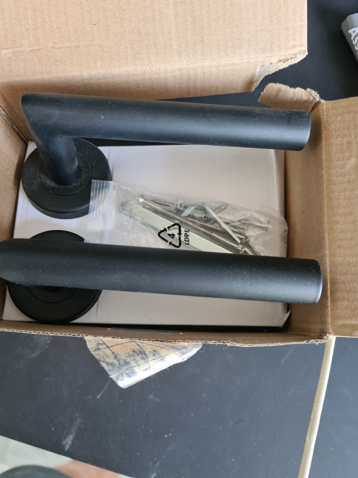 Zwart matte deurklink, Ophalen