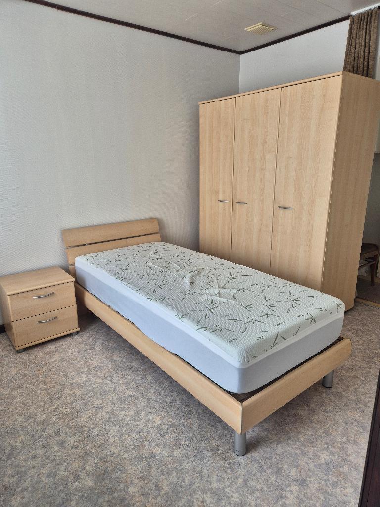 Complete jeugdslaapkamer : bed, nachtkastje, kast en matras, Huis en Inrichting, Slaapkamer | Complete slaapkamers, Ophalen, Gebruikt