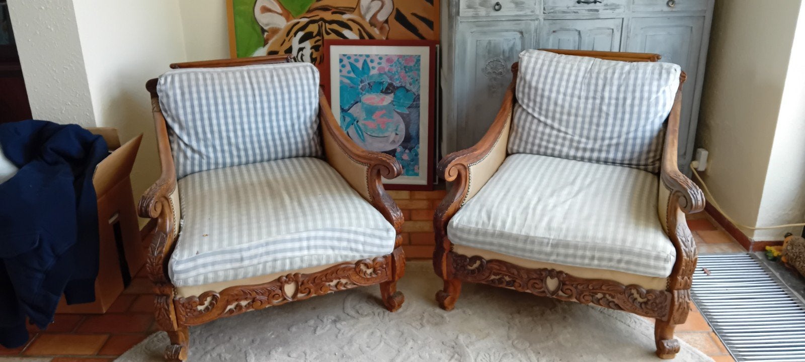 Deux fauteuils anciens, Enlèvement