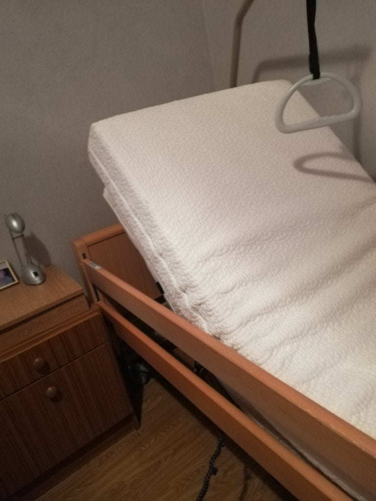 Verstelbaar bed hoog laag, Ophalen, Zo goed als nieuw
