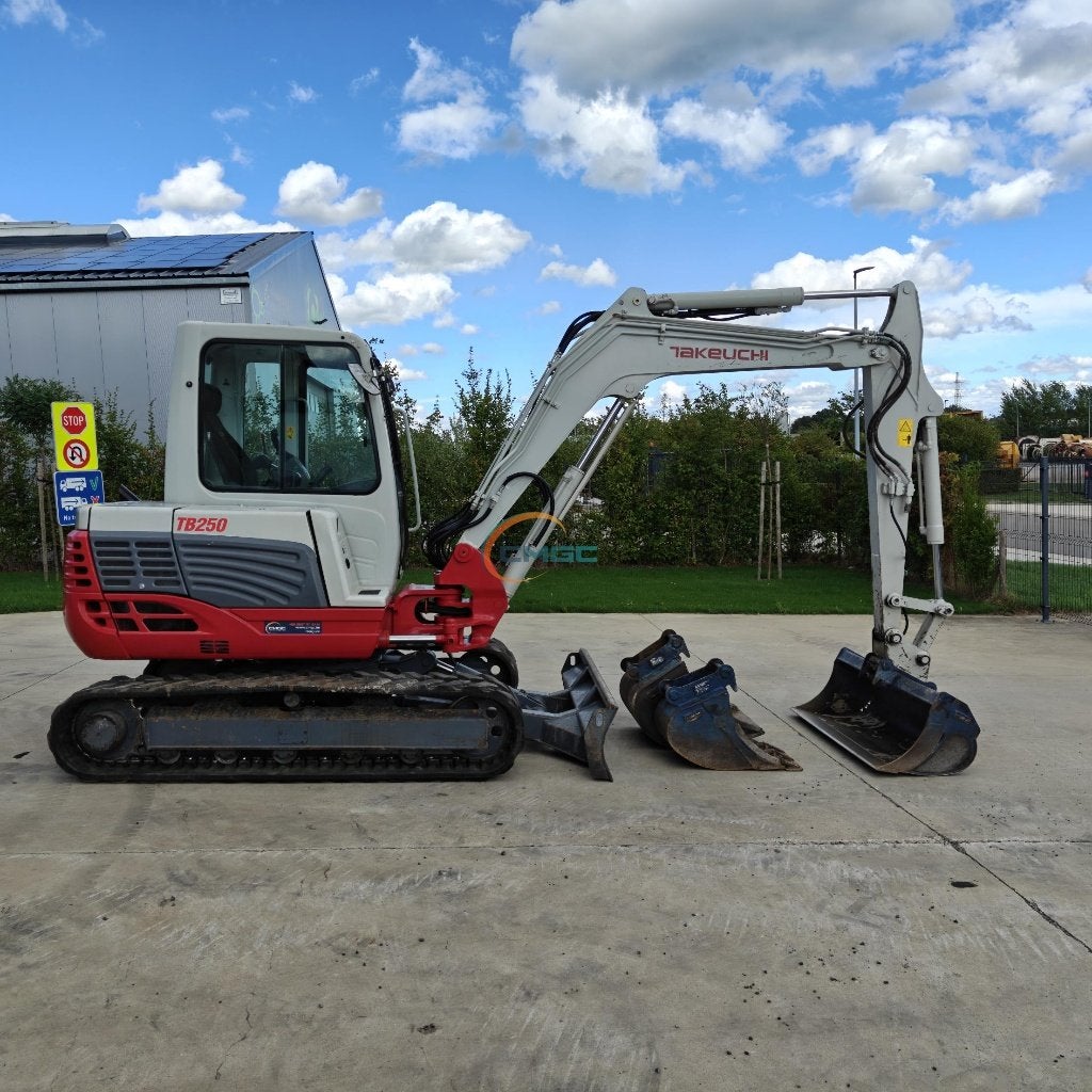 Takeuchi TB250 - 2018 - 1410h - 5T - 3godets - PE1223, Enlèvement