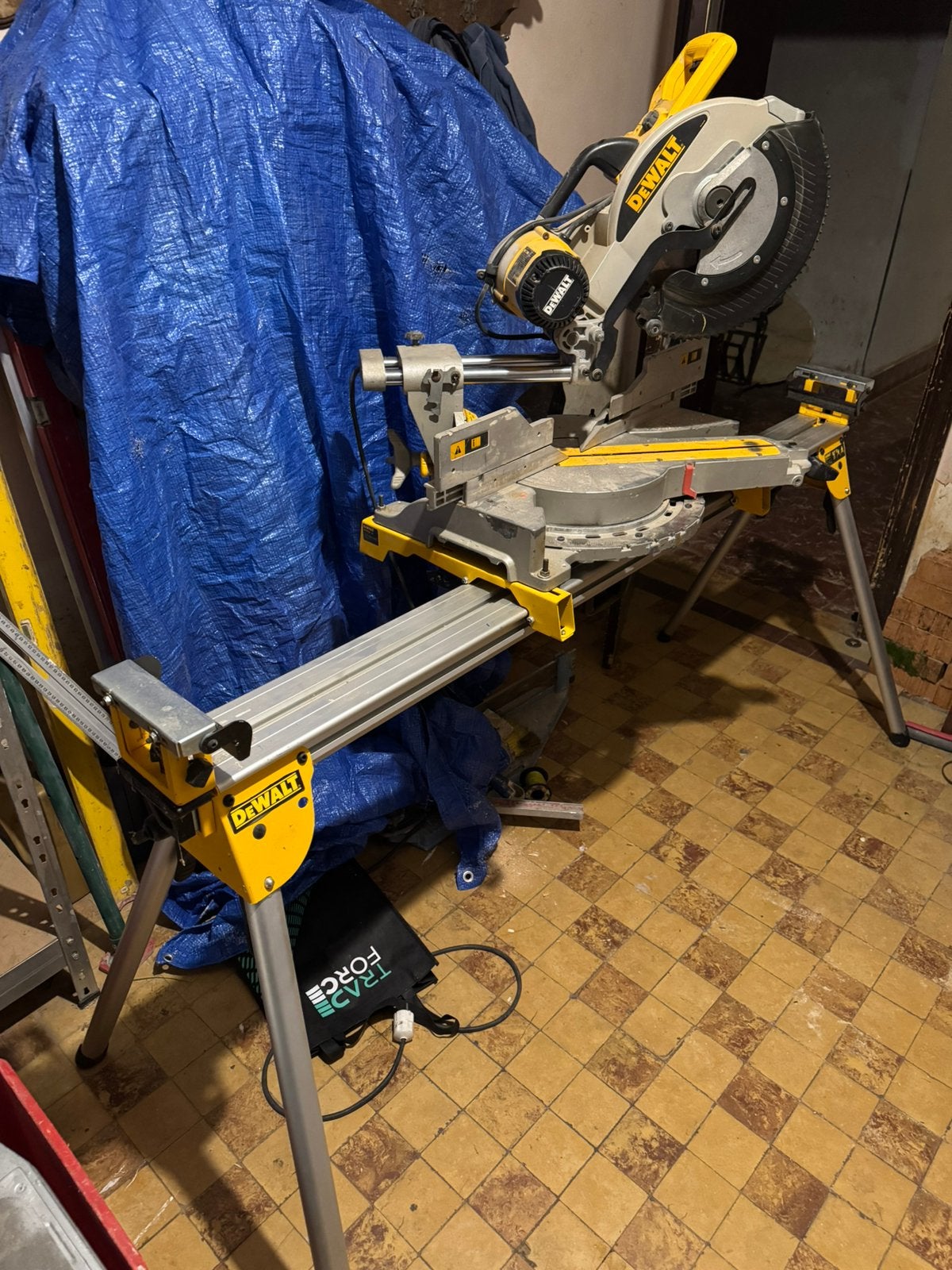 Scie radiale DeWalt sur pied – 700 €, Bricolage & Construction, Enlèvement, Utilisé