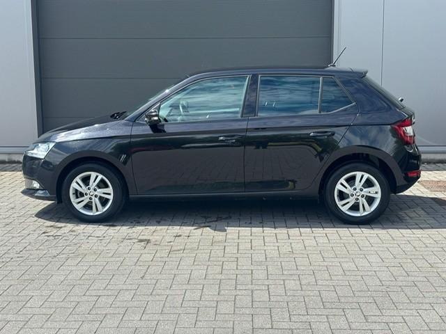Skoda Fabia benzine 27.000km, Auto's, Voorwielaandrijving, Stof, Zwart, Bedrijf