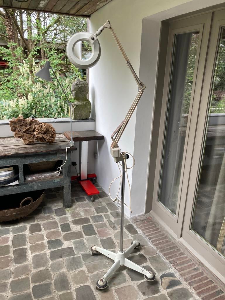 Oude loupe lamp op zware verrijdbare voet , werkt, Enlèvement, Utilisé, Lampe loupe