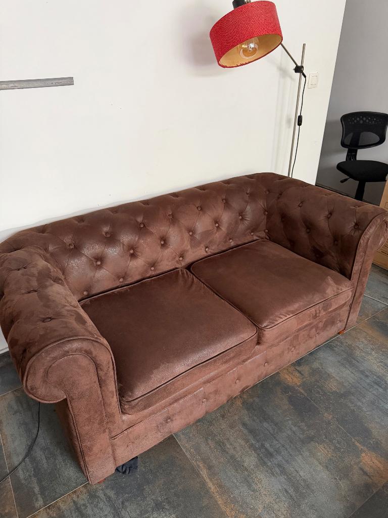 Canapé Chesterfield 2 places tissu brun effet daim, Maison & Meubles, Canapés | Salons, Comme neuf, Banc droit, Deux personnes