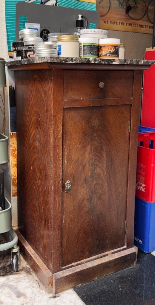 Houten kastje met granieten blad, Enlèvement