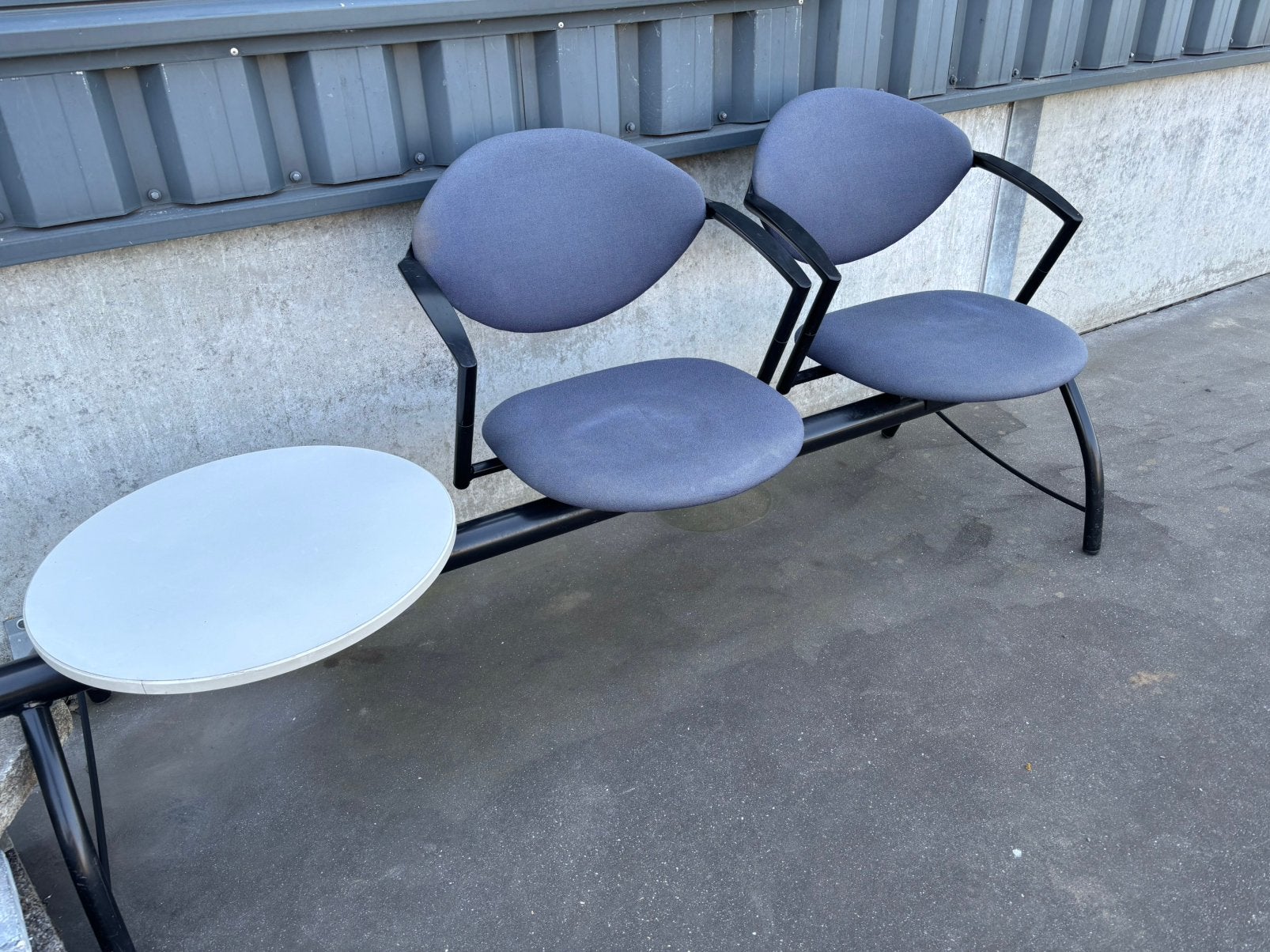 Duo zit met tafeltje, Ophalen, Gebruikt, Rond, Metaal