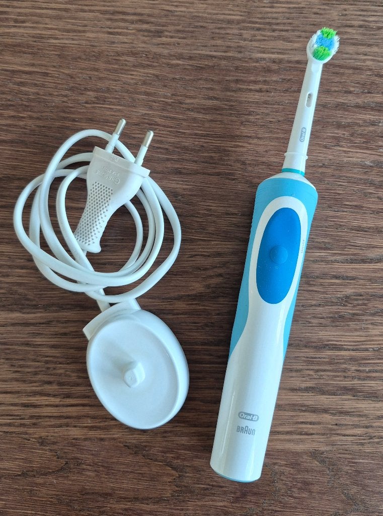 Brosse à dents électrique et brosettes, Handtassen en Accessoires, Uiterlijk | Mondverzorging, Ophalen, Gebruikt, Tandenborstel