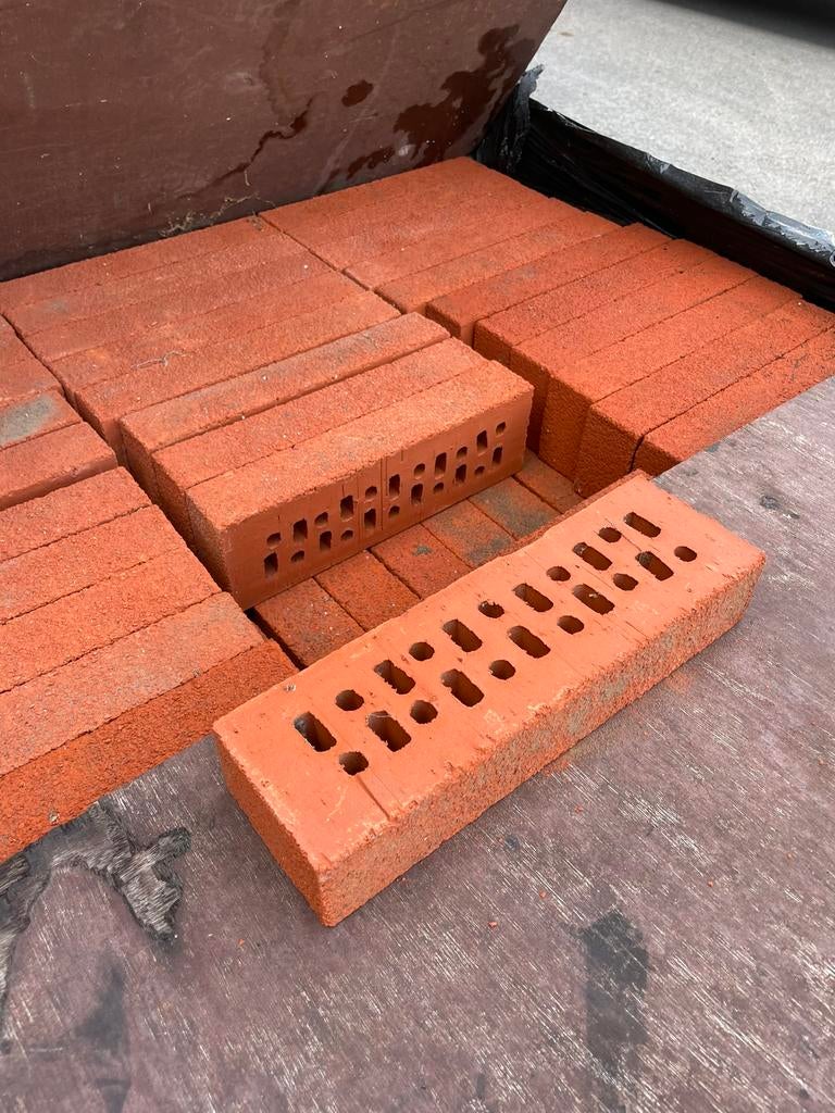 Quirynen rocher rood strengpers 29/9/5 cm Wienerberger, Ophalen, Zo goed als nieuw