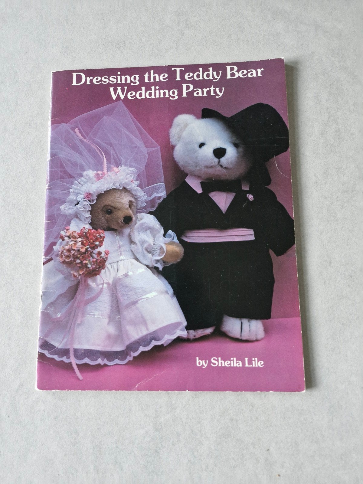 Dressing the Teddy Bear Wedding Party, Boeken, Ophalen of Verzenden, Borduren en Naaien, Sheila Lile