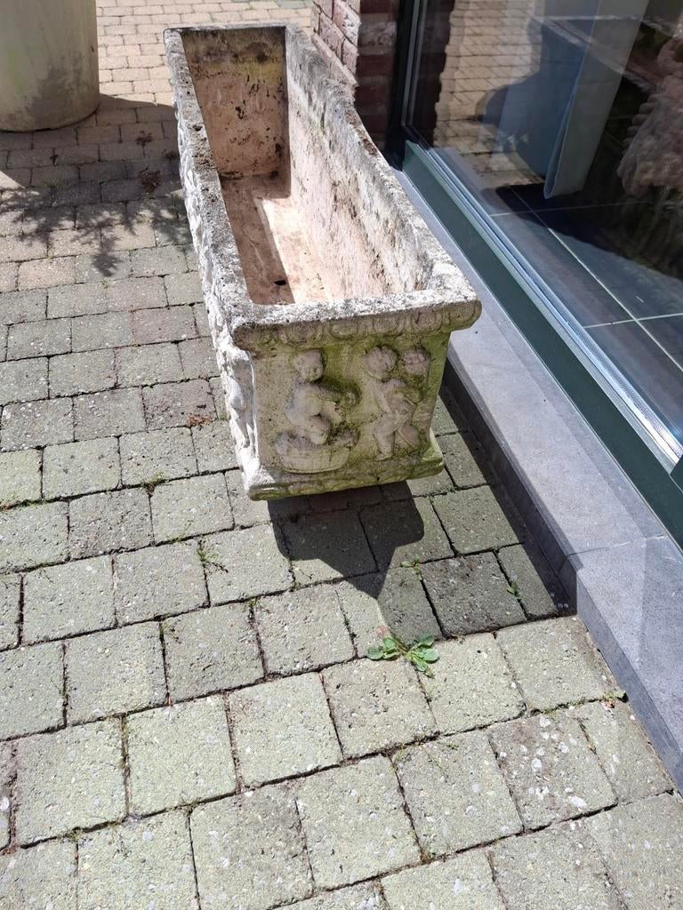 Natuurstenen  bloembakken met reliëf afbeeldingen, Enlèvement