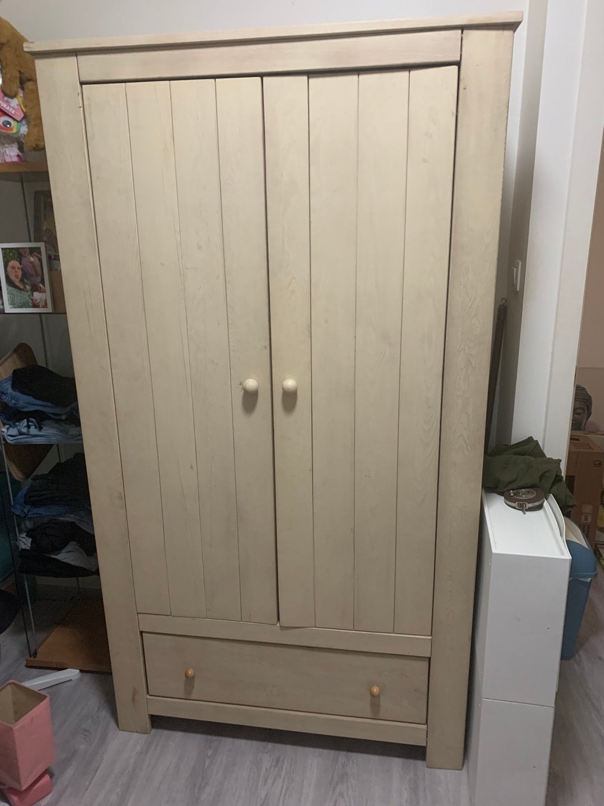 Kinderkleerkast in beige geschilderd hout, Huis en Inrichting, Kasten | Kleerkasten, Ophalen, Gebruikt, 50 tot 100 cm, Met lade(s)