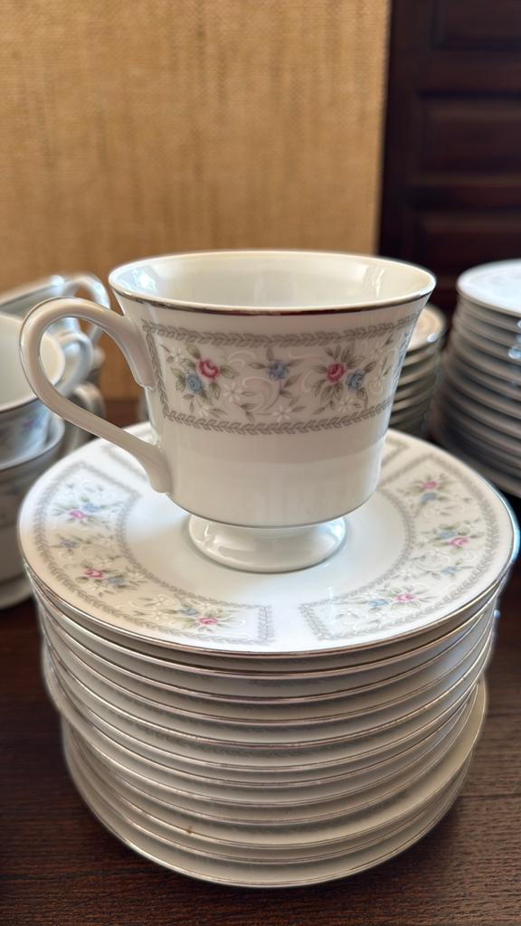 Vaisselle complète Royal China, Enlèvement