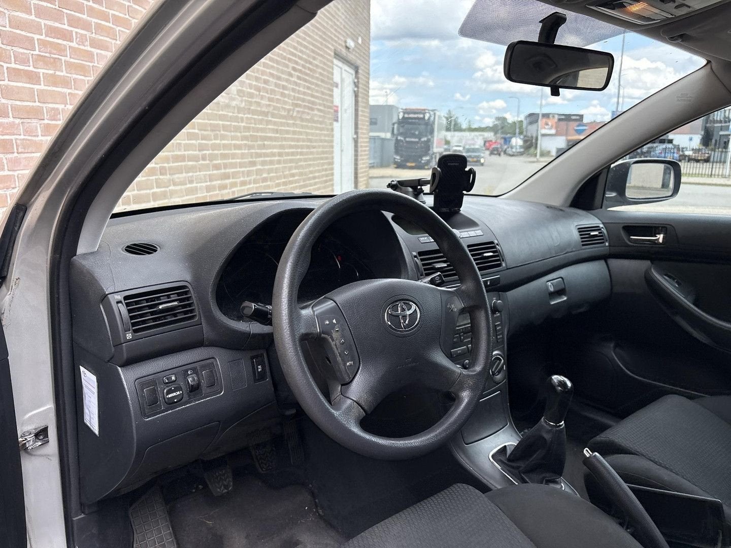 Toyota Avensis 1.8 VVTi Linea Terra | Airco, Avensis, Bedrijf, Handgeschakeld, Zilver of Grijs