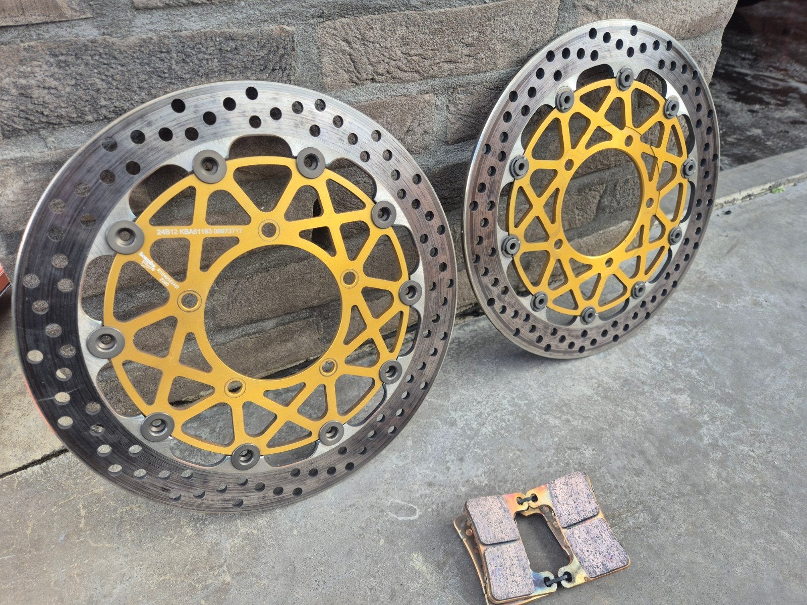 Disques de frein avant Brembo + plaquettes de frein, Motos, Tuning & Styling, Enlèvement
