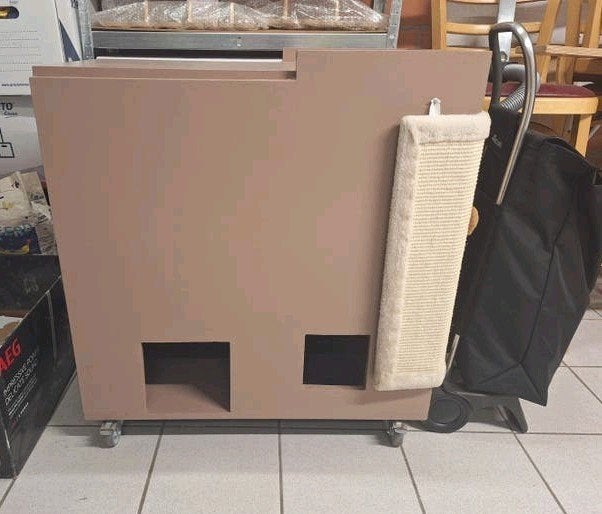 ◼️Zelfgemaakte houten Kattenkast op wieltjes met krabmat opz, Dieren en Toebehoren, Dierenvoeding, Ophalen, Kat