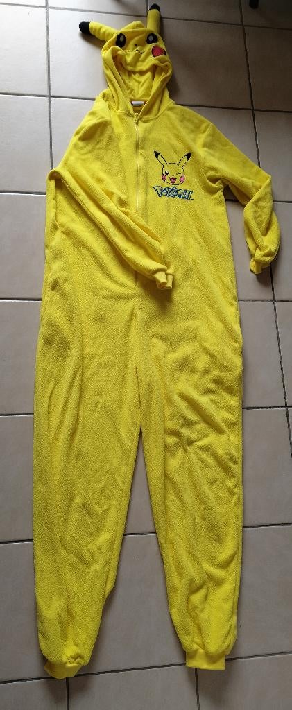 onesie pokemon pikachu maat medium large (dames), Ophalen of Verzenden, Zo goed als nieuw, Maat 38/40 (M), Geel
