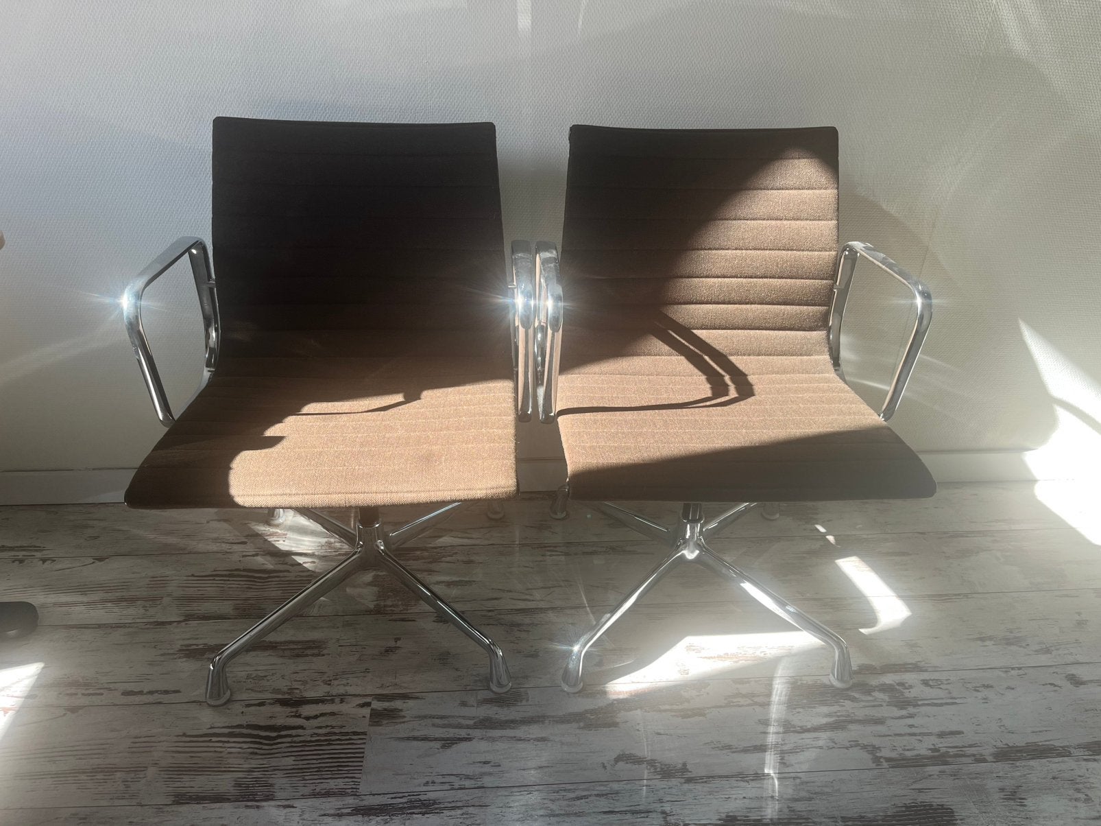 2x Herman Miller Eames EA107 in Hopsack bruin, Huis en Inrichting, Bureaustoelen, Ophalen, Gebruikt, Bruin, Bureaustoel
