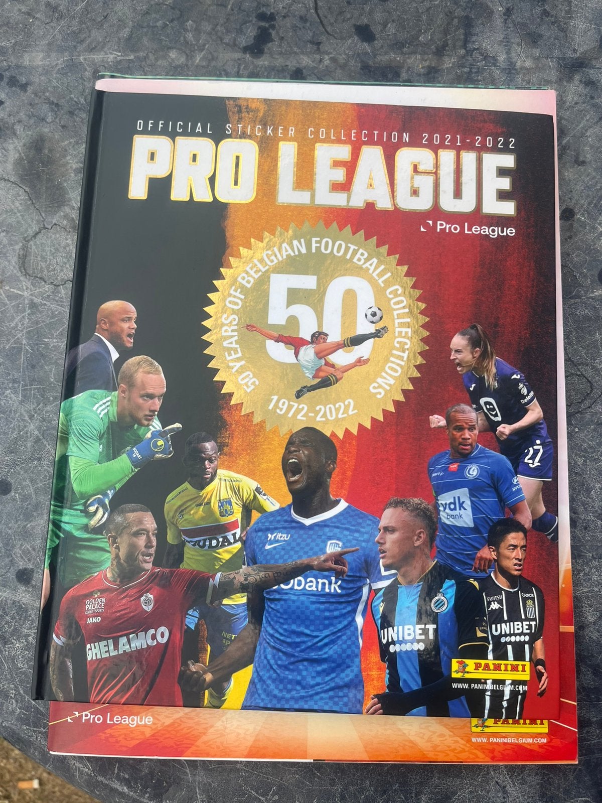 Voetbal pro league 2021-2022 official stickerboek, Verzamelen, Ophalen, Zo goed als nieuw