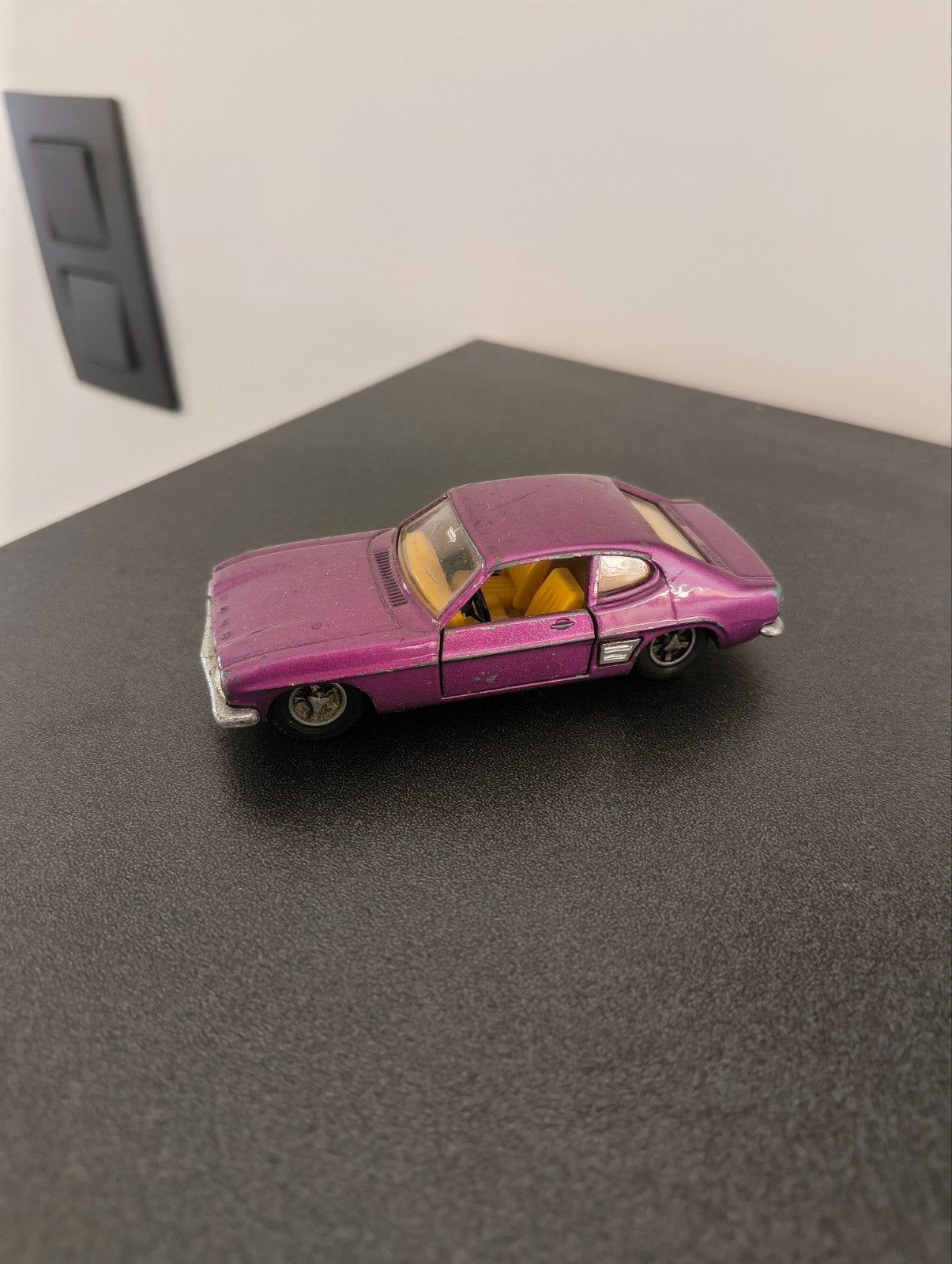 Dinky Toys 165 Ford Capri MKi (1969-1975) Violet métallisé, Hobby & Loisirs créatifs, Enlèvement ou Envoi, Dinky Toys