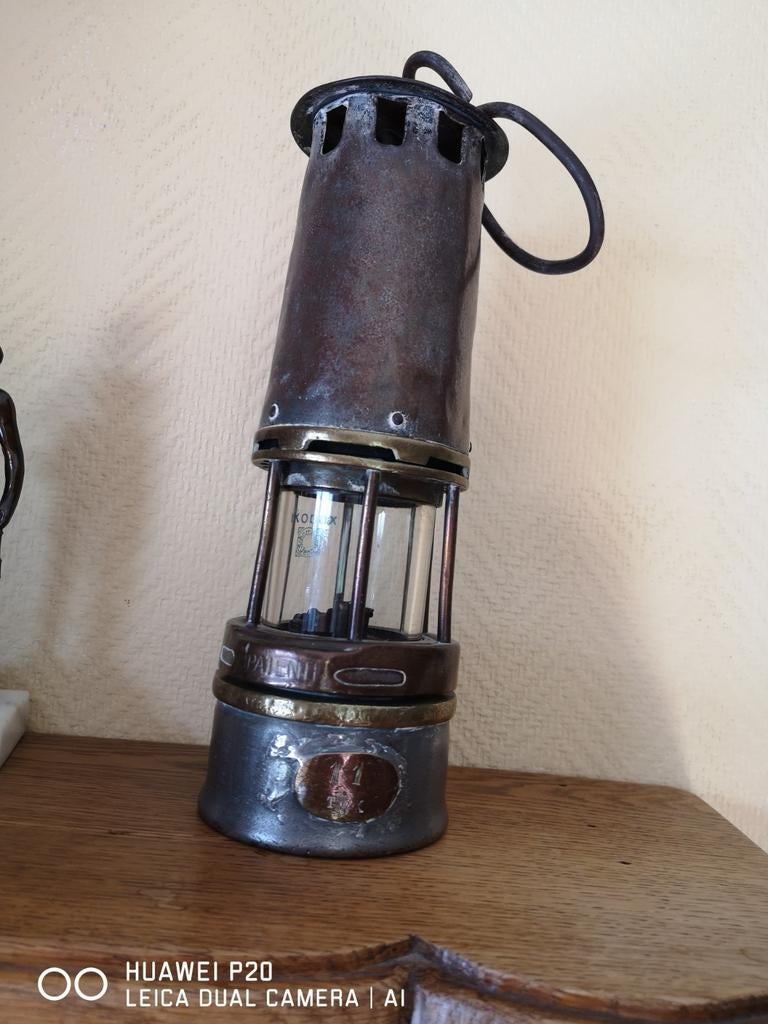 Lampe de mineur ancien, Enlèvement